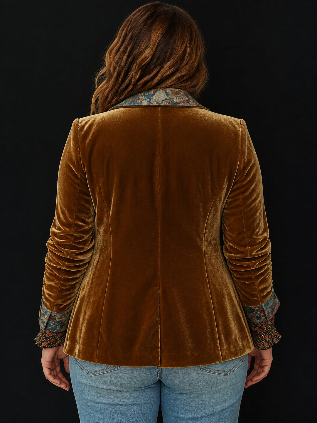 Bakifrån av dam i strukturerad brun vintageblazer