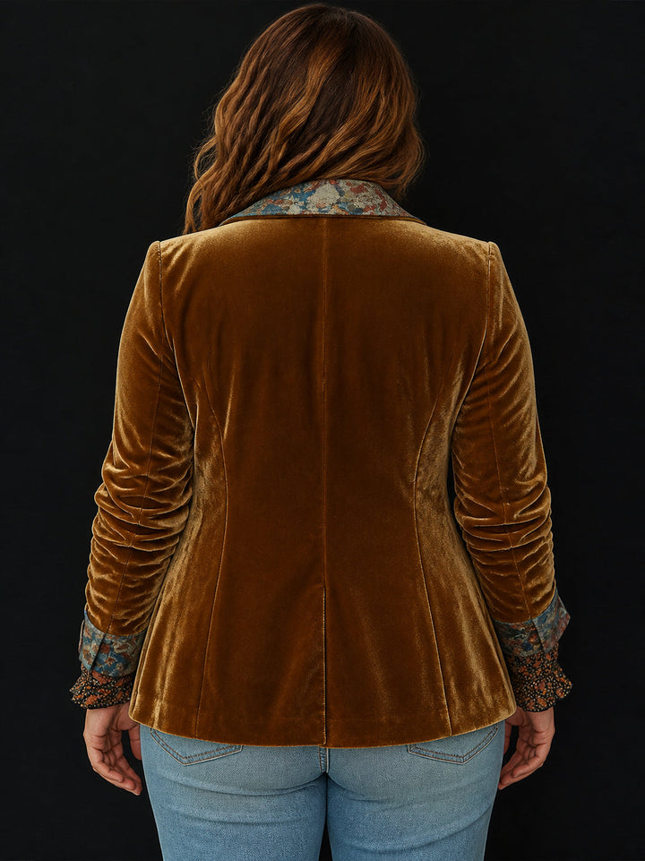 Bakifrån av dam i strukturerad brun vintageblazer