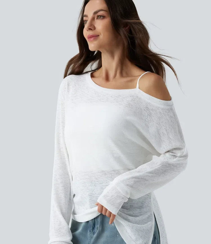 Kvinna i vit enaxlad långärmad asymmetrisk T-shirt framifrån