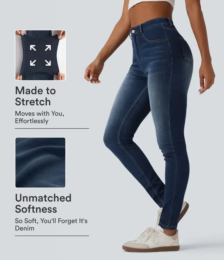 Dam i mörkblå högmidjade skinny jeans som visar stretch och mjukhet