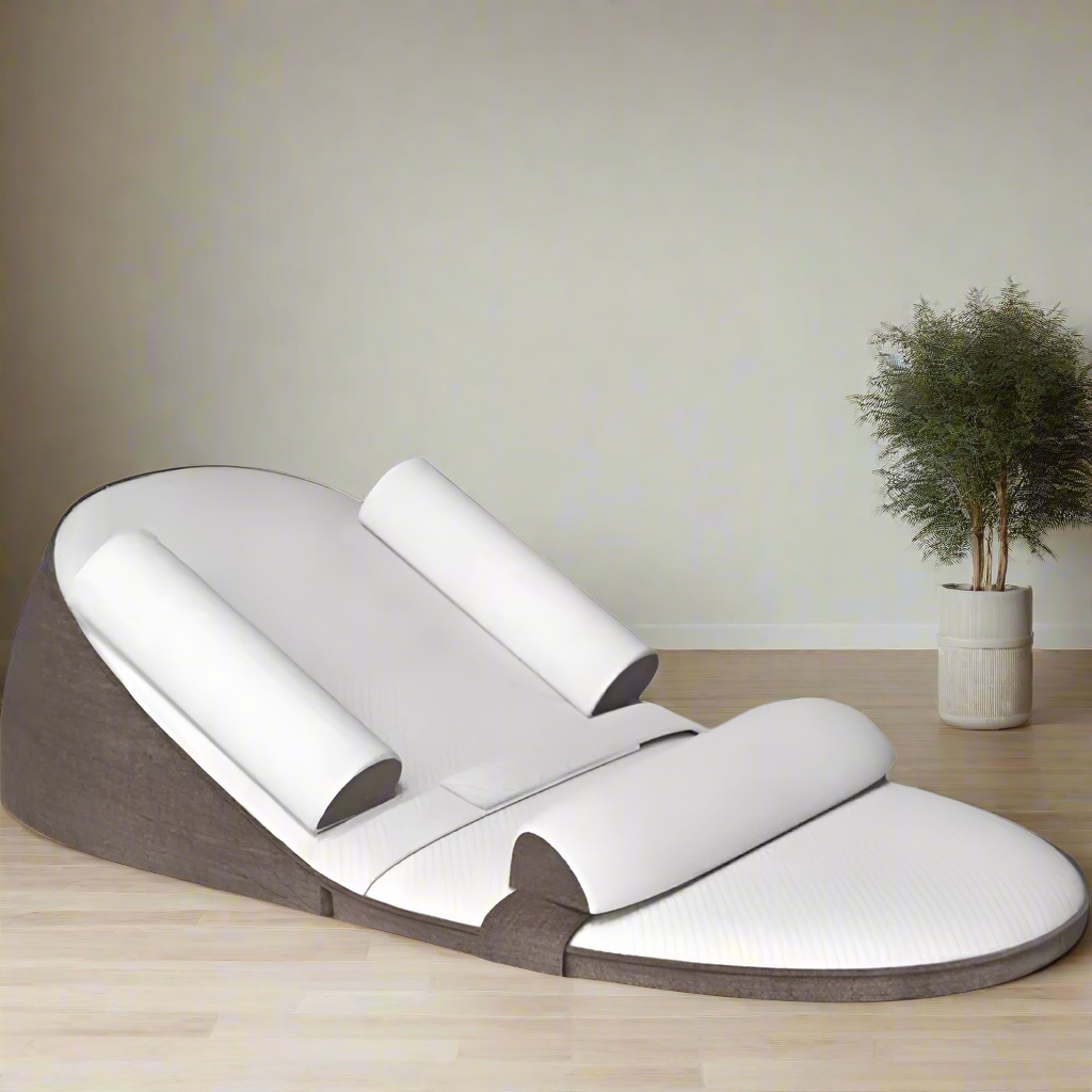 Ergonomisk babykil i brun färg med sidostöd placerad på trägolv