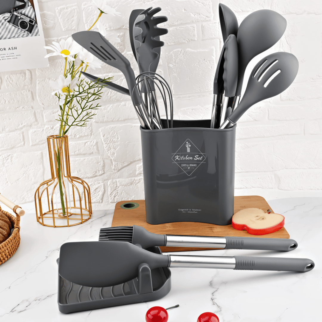 Närbild på en värmetålig nonstick-spatel från det 12-delade köksredskapssetet, perfekt för bakning.