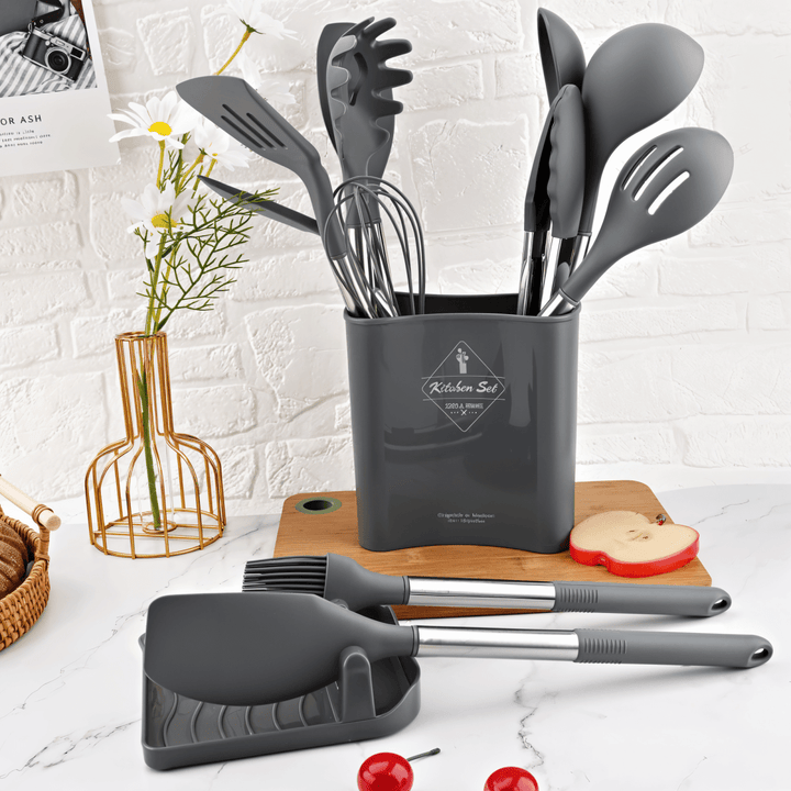 Närbild på en värmetålig nonstick-spatel från det 12-delade köksredskapssetet, perfekt för bakning.