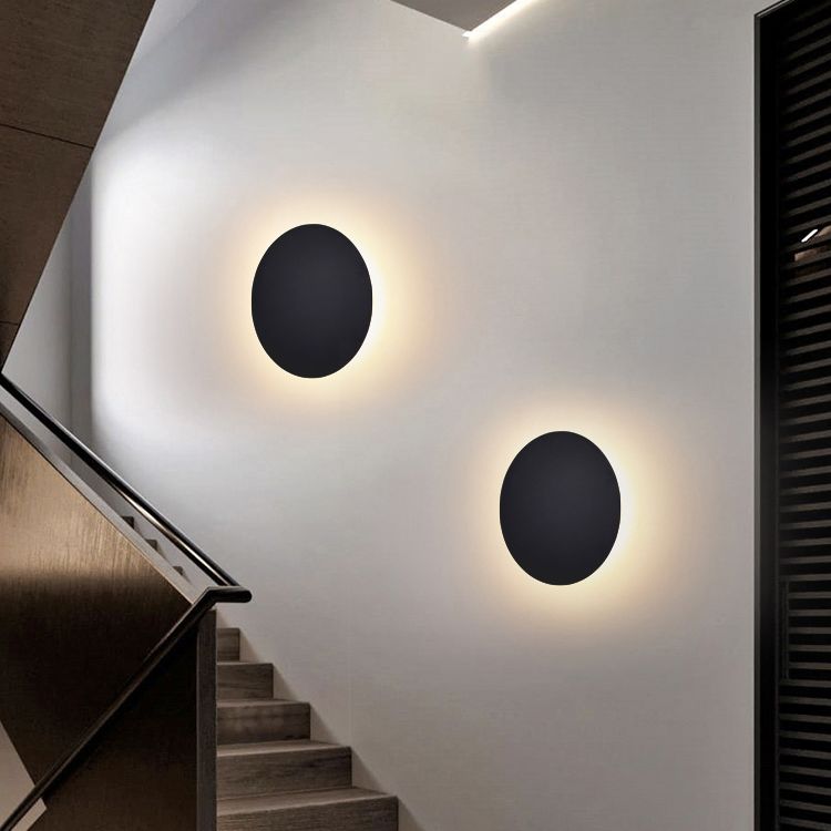 Närbild på den runda LED-vägglampans eleganta material och yta i metall