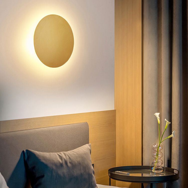 Modern rund vägglampa i metall med integrerad LED-belysning för stilren inredning