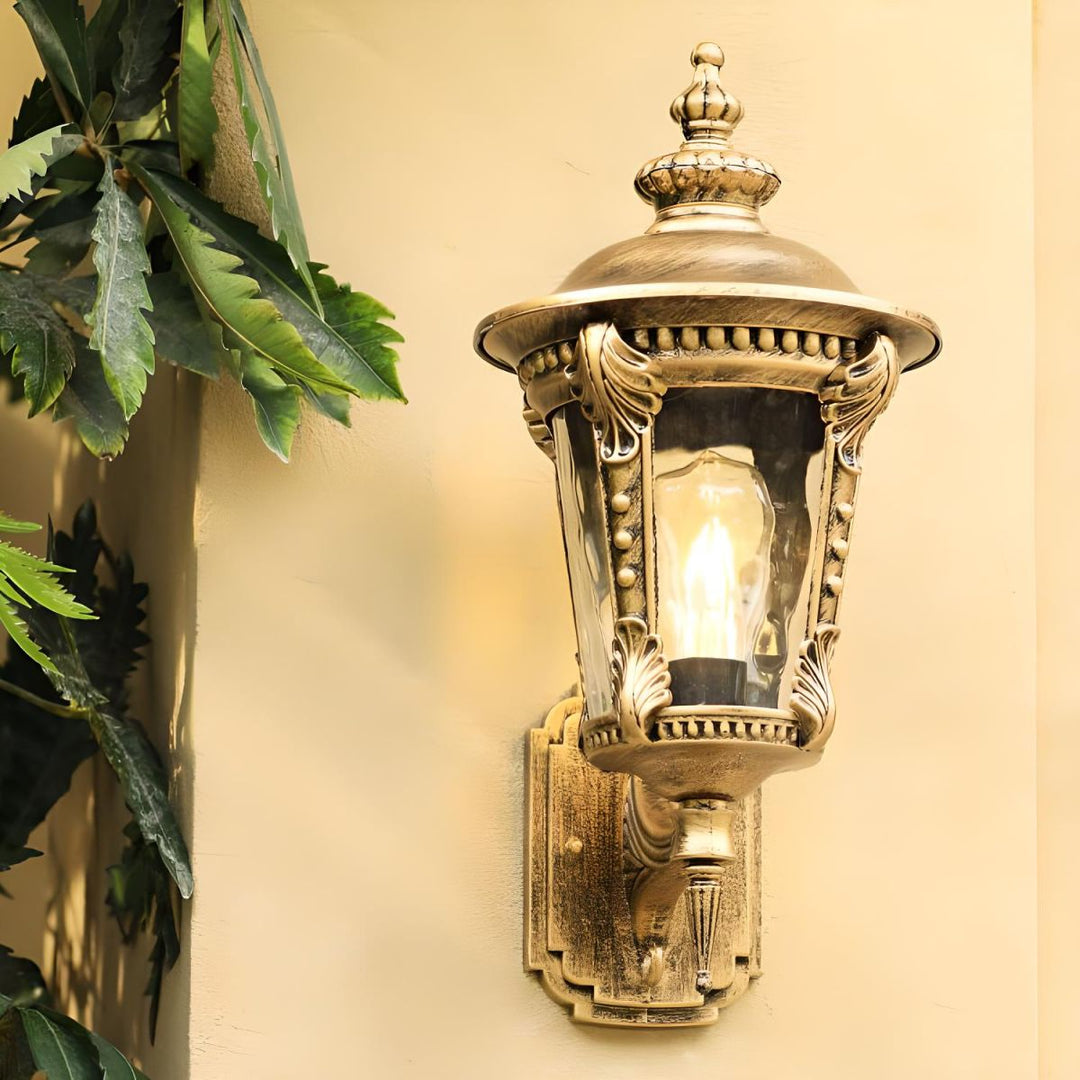 Utomhus vintage vägglampa i guld med glasdetaljer