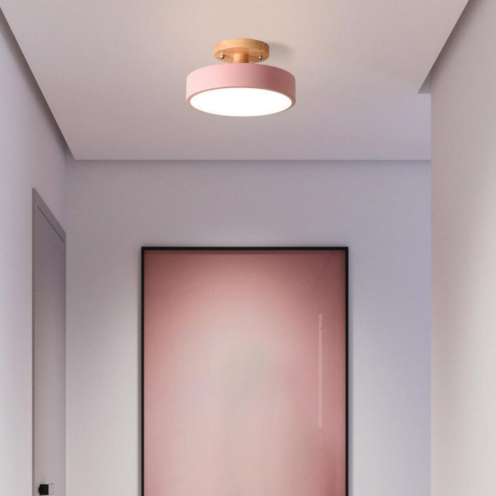 Stilren LED lampa i trä och metall tänd i mysigt sovrum