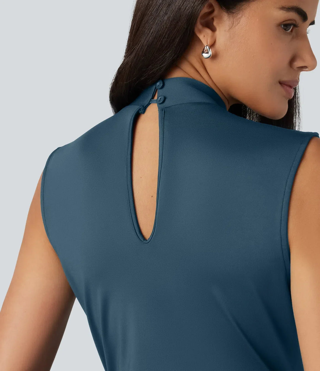 Snygg och bekväm arbetsjumpsuit för dam utan ärmar med fin V-ringning framtill