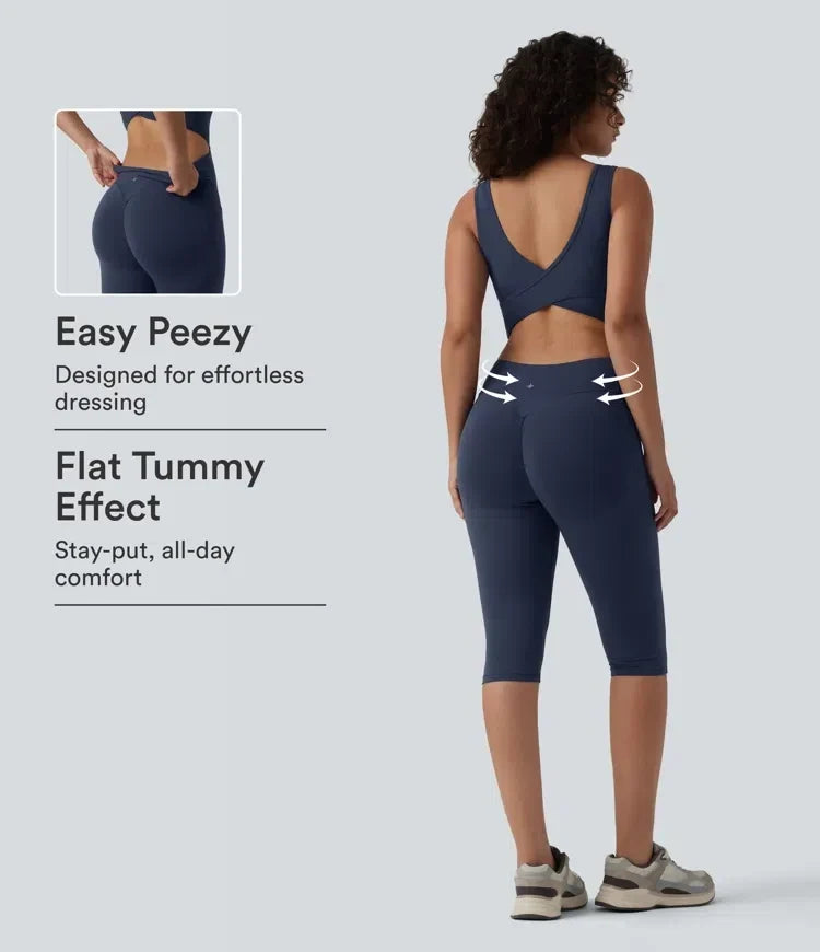 Bakre vy av blå träningsjumpsuit för dam med rumplyftande funktion och smart öppning