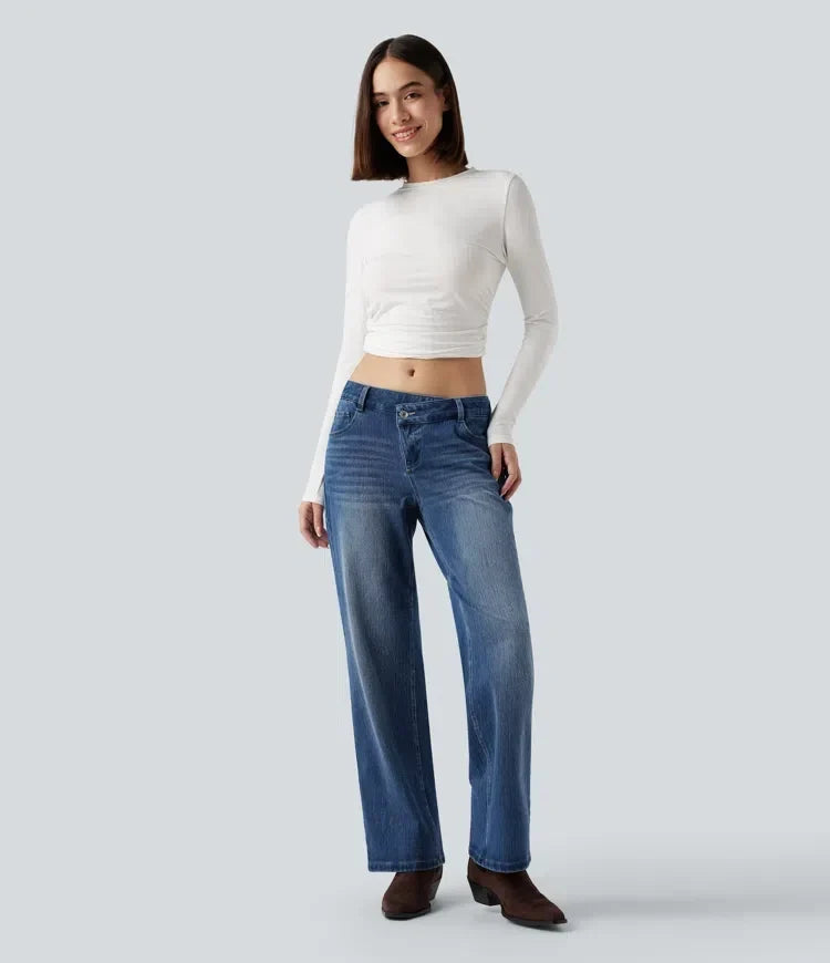 Närbild på knapp och gylf på damjeans med låg midja