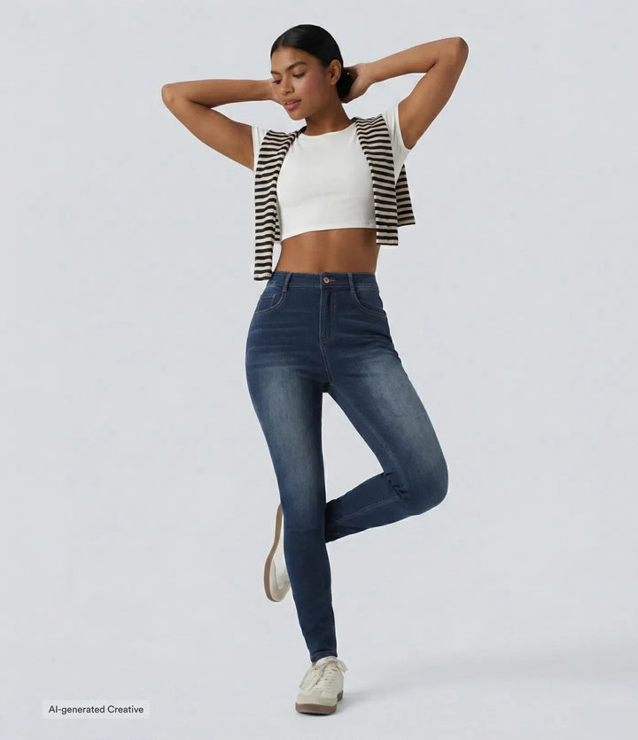 Helbild på modell i mörkblå vardagsjeans med vit topp