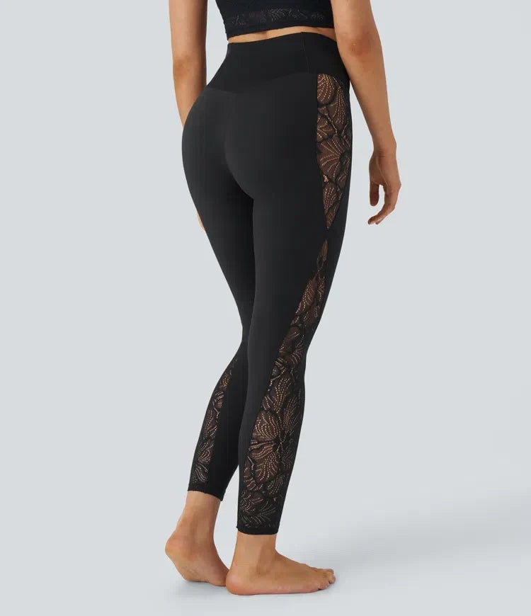 Svart dam yogaleggings med spetsmönster på baksidan för en stilren look