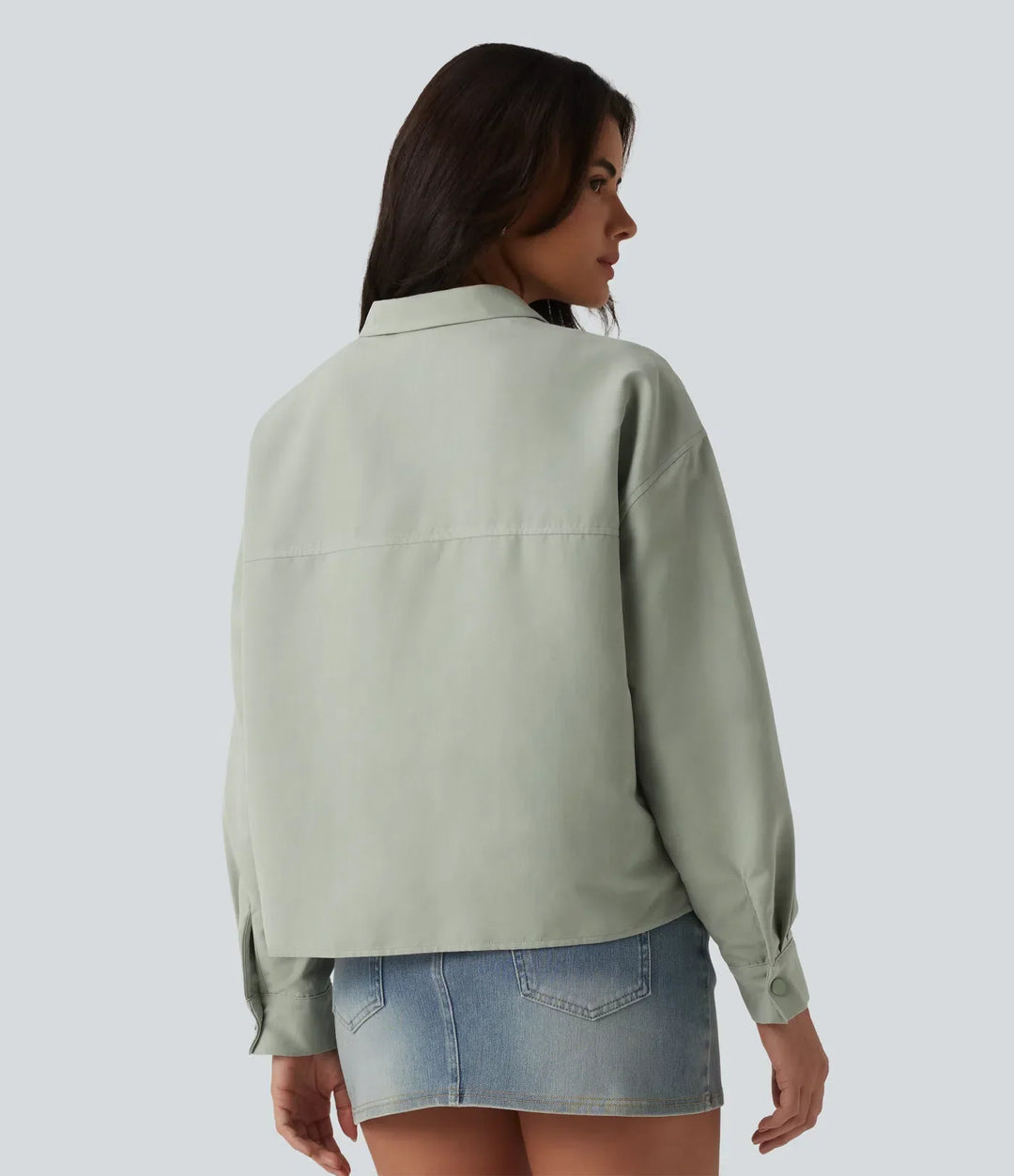 Baksida av ljusgrön damjacka med långa ärmar på modell