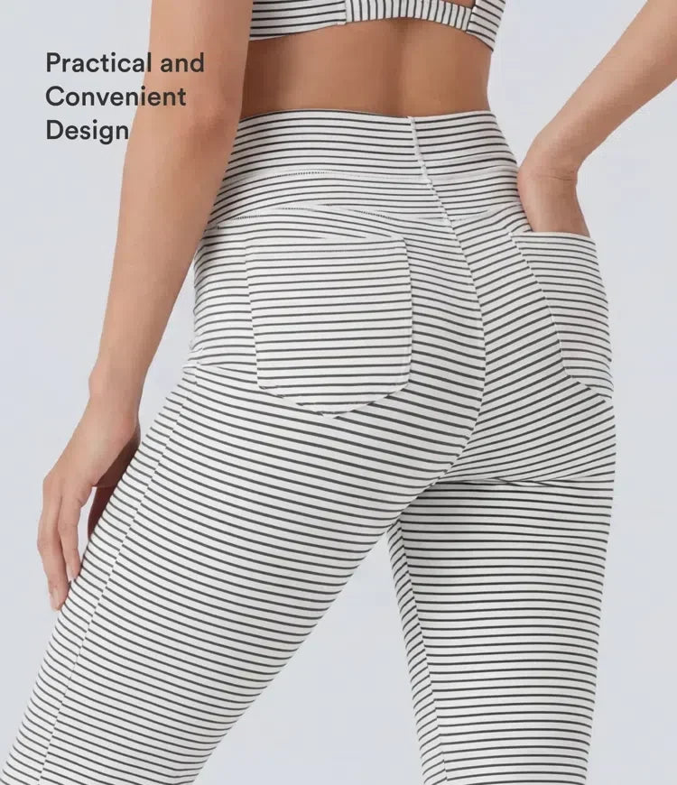 Detaljbild på hög midja och stretchigt tyg på randiga yogabyxor