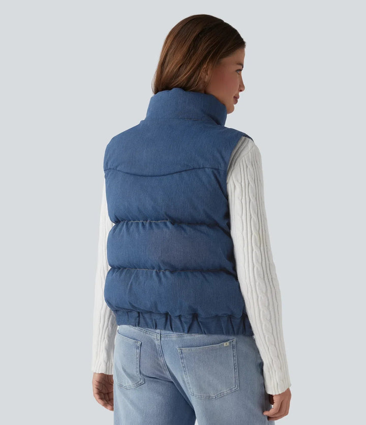 Baksidesvy av den vadderade damvästen i denimblått