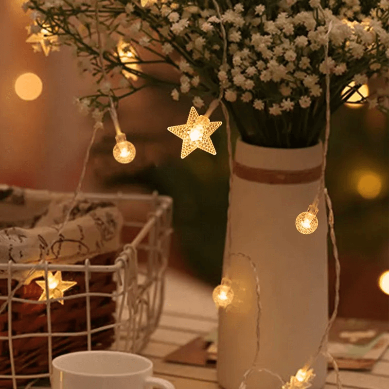 Detaljbild av led-strängljus med små glödlampor för jul