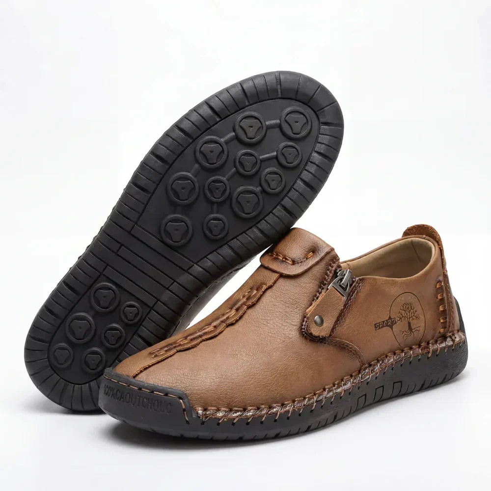 Närbild på dragkedja och dekorativa sömmar på svarta ortopediska loafers för dam