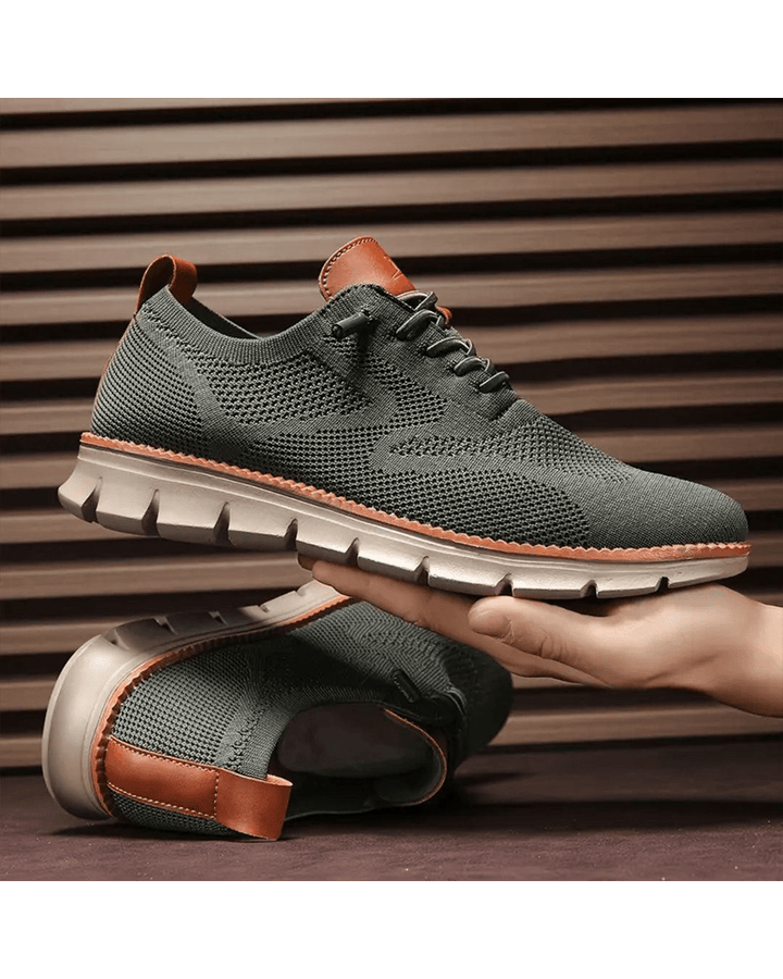 Herrsneakers med snörning och mönstrad yttersula under