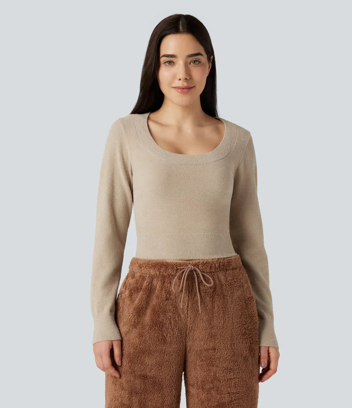 Porträtt av kvinna i beige u-ringad långärmad croppad tröja