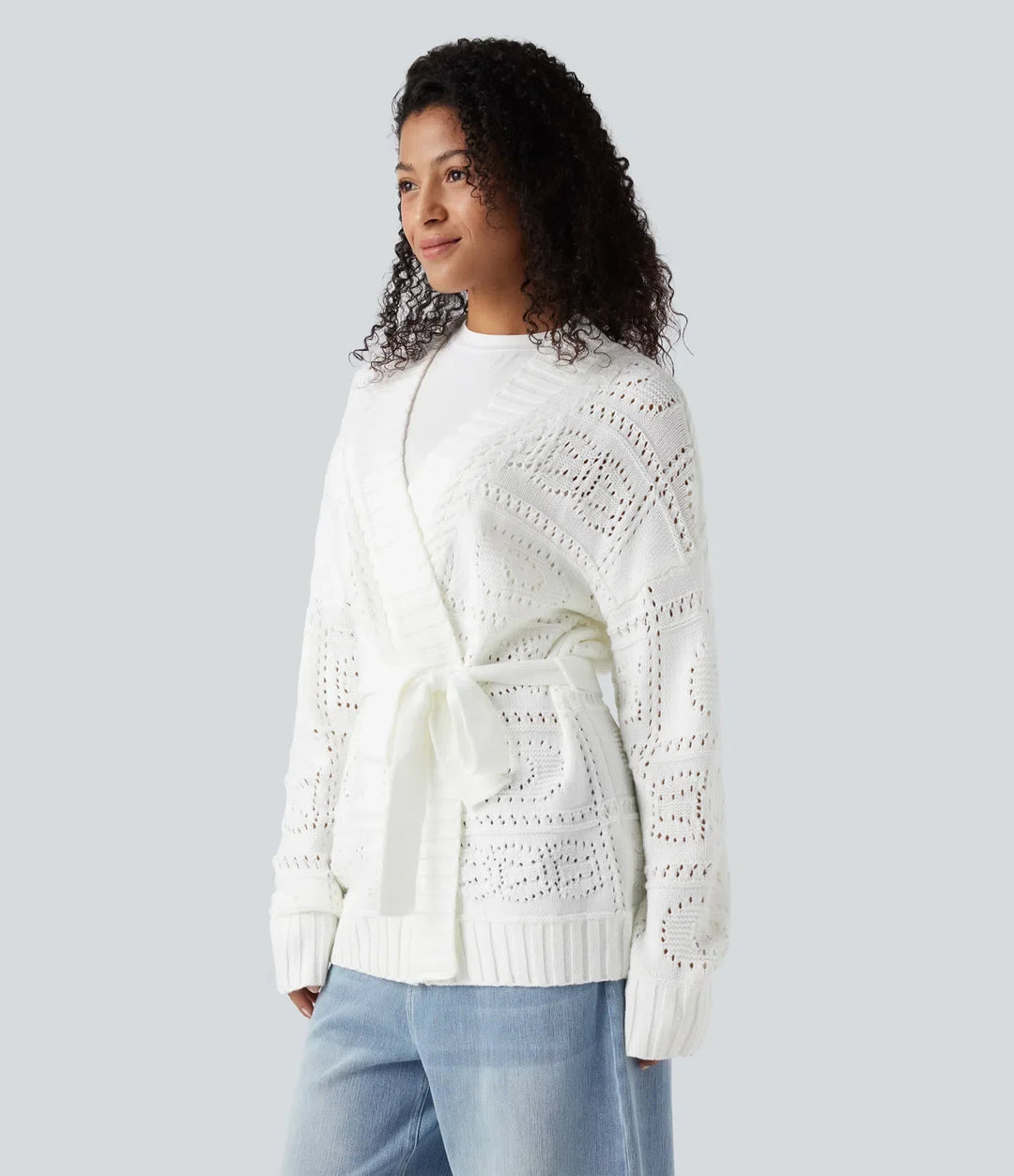 Sida av vit långärmad cardigan för kvinnor