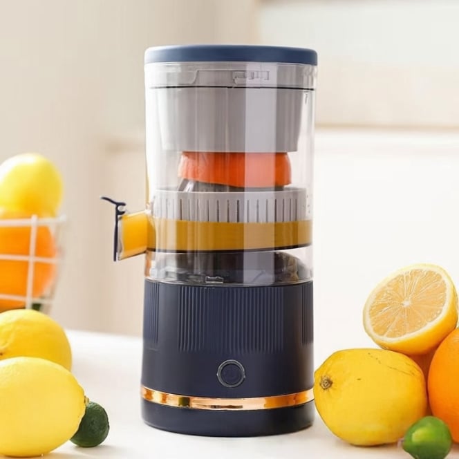 Blå bärbar mini juicepress omgiven av färska citroner
