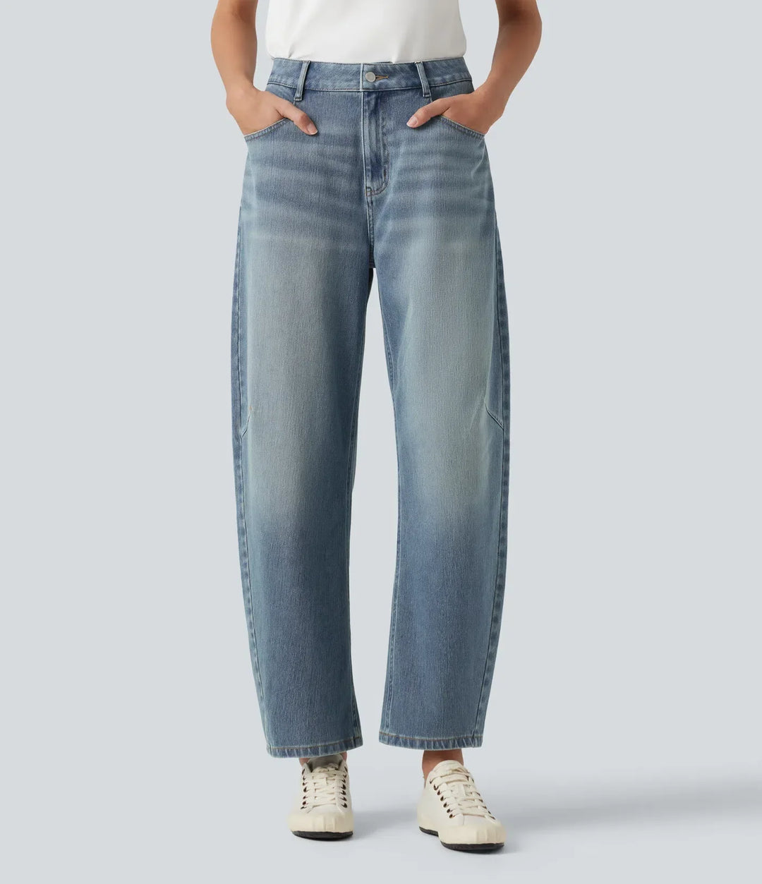 Trendiga barrel ben jeans i dammodell med praktiska fickor