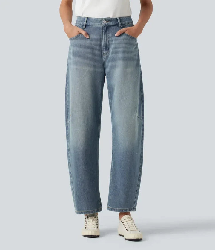 Dam i högmidjade barrel ben jeans framifrån
