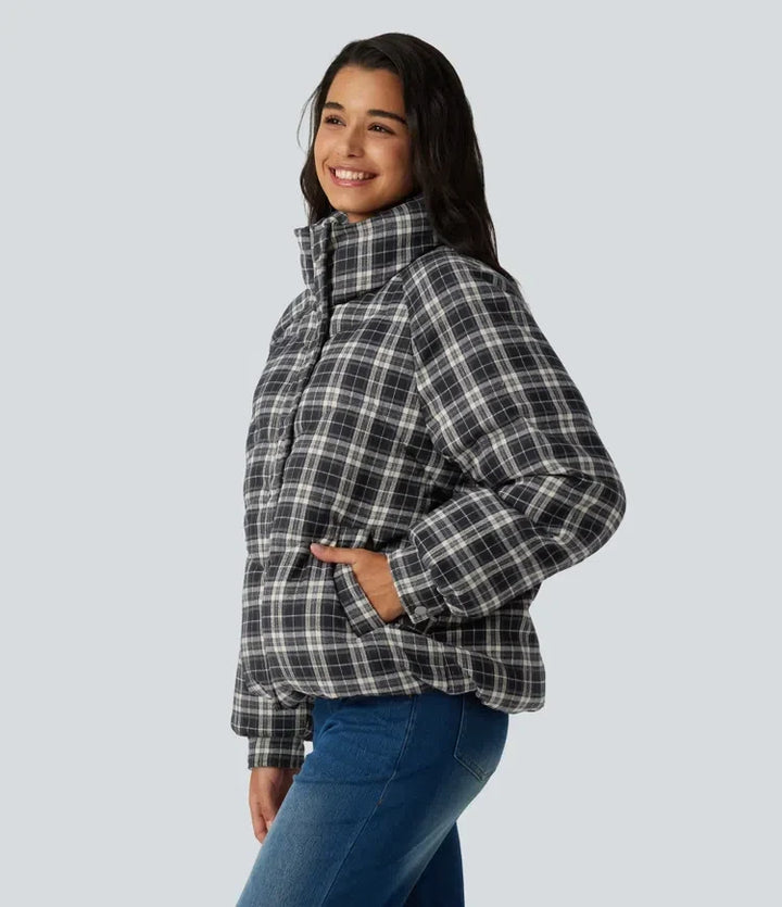 Profilbild av kvinna i rutig vadderad jacka som visar sidofickan