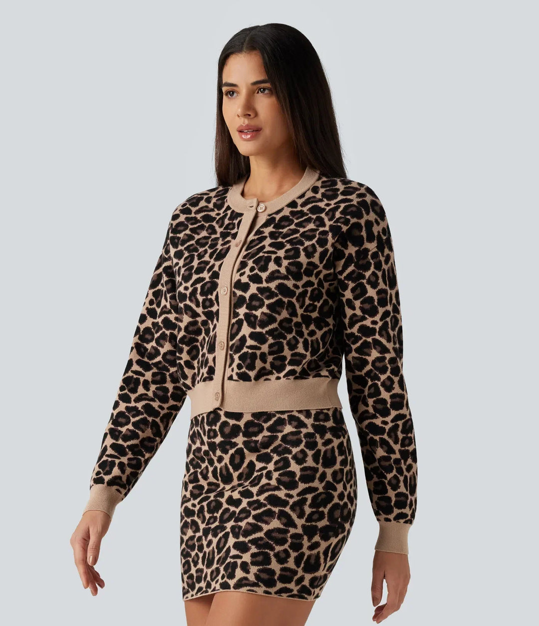Profilbild i rörelse av en damcardigan med leopardmönster