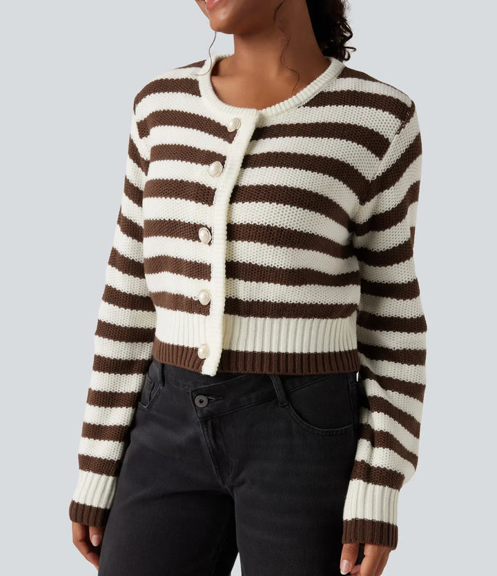 Dam cardigan i randig stickad design med rund hals och knäppning fram
