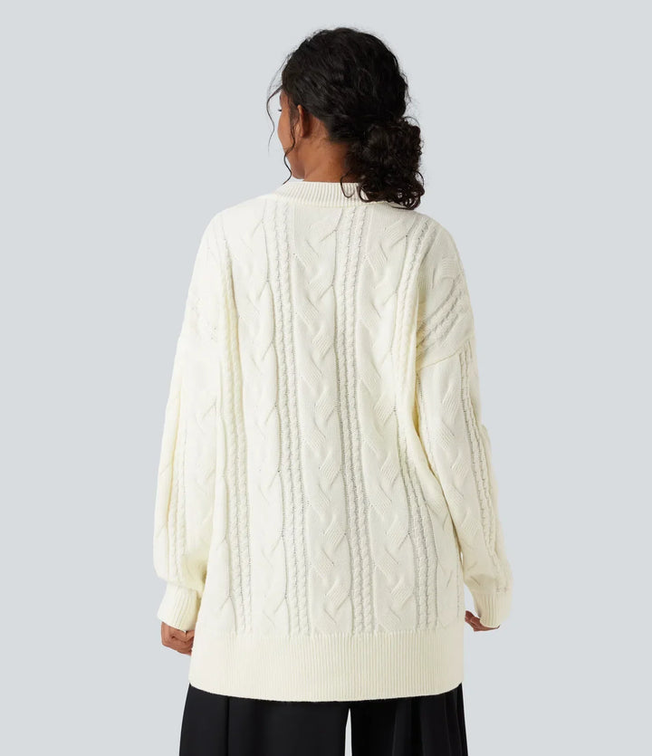 Bakifrån av kvinna i en vit cardigan med texturstickning