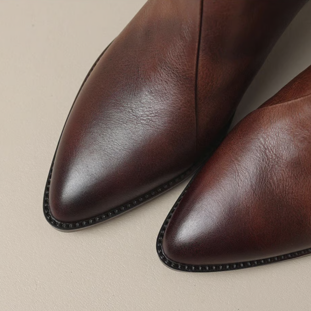 Moderiktiga dam ankelboots sedda bakifrån