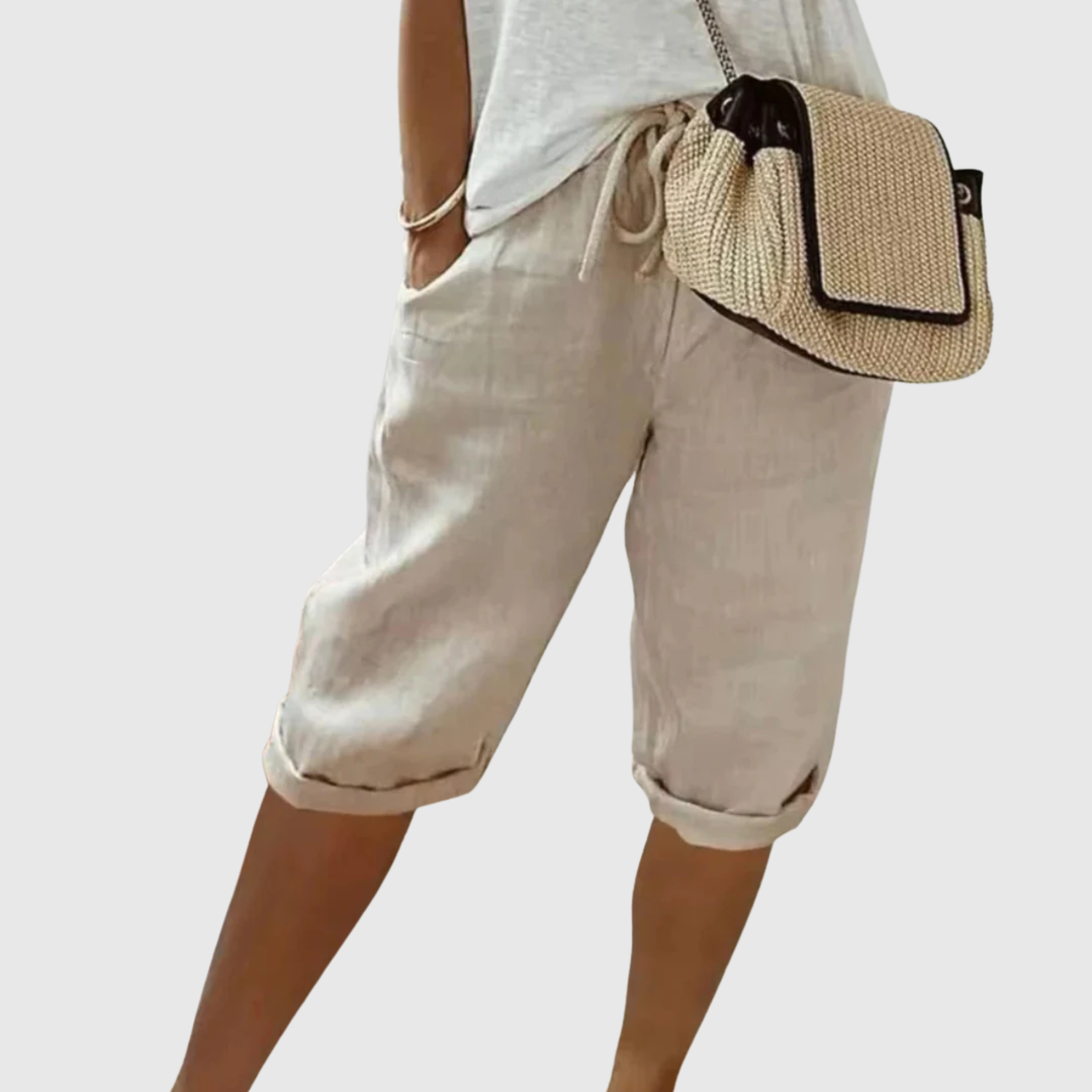 Dam iförd beige caprishorts med dragsko och vit överdel