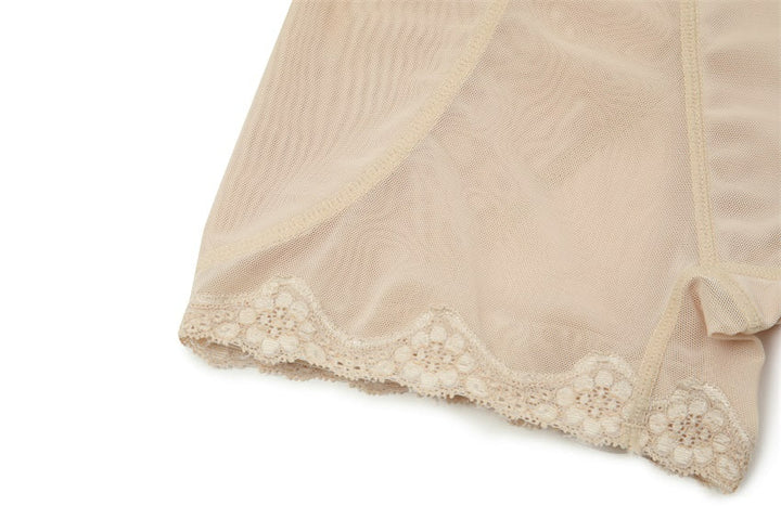 Närbild på tyg och sömmar i beige vadderade trosor för höfter