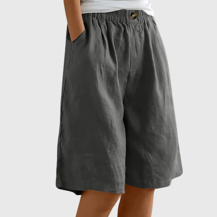 Detaljbild på eleganta sommarshorts för dam med snyggt fall
