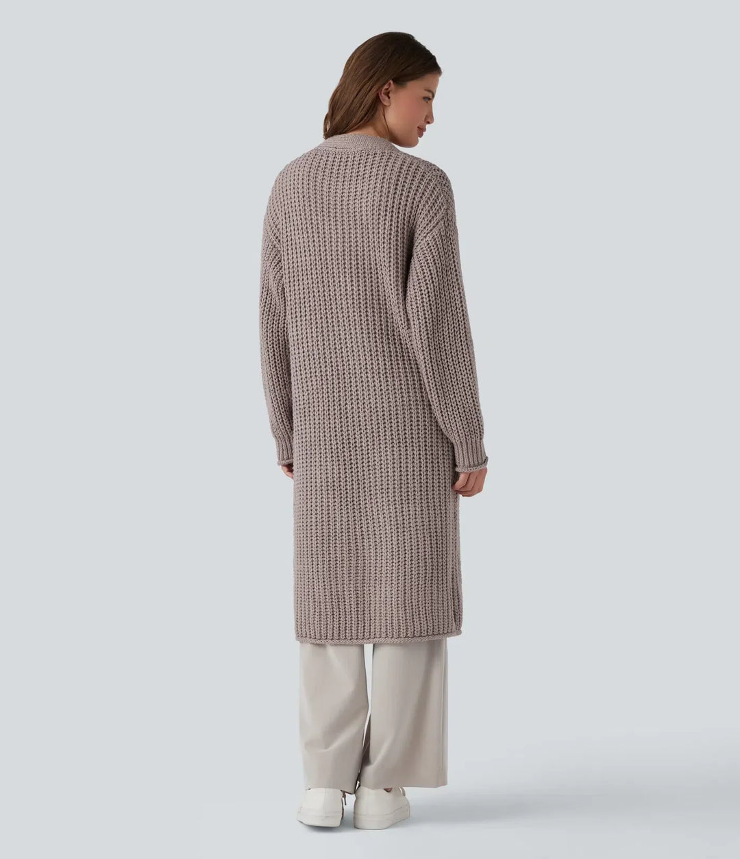 Baksida av lång stickad damcardigan i gråbrun nyans