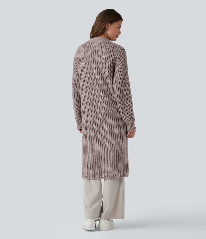 Baksida av lång stickad damcardigan i gråbrun nyans