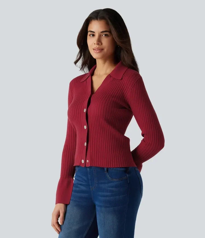 Modell i profil som visar den eleganta passformen på röd cardigan