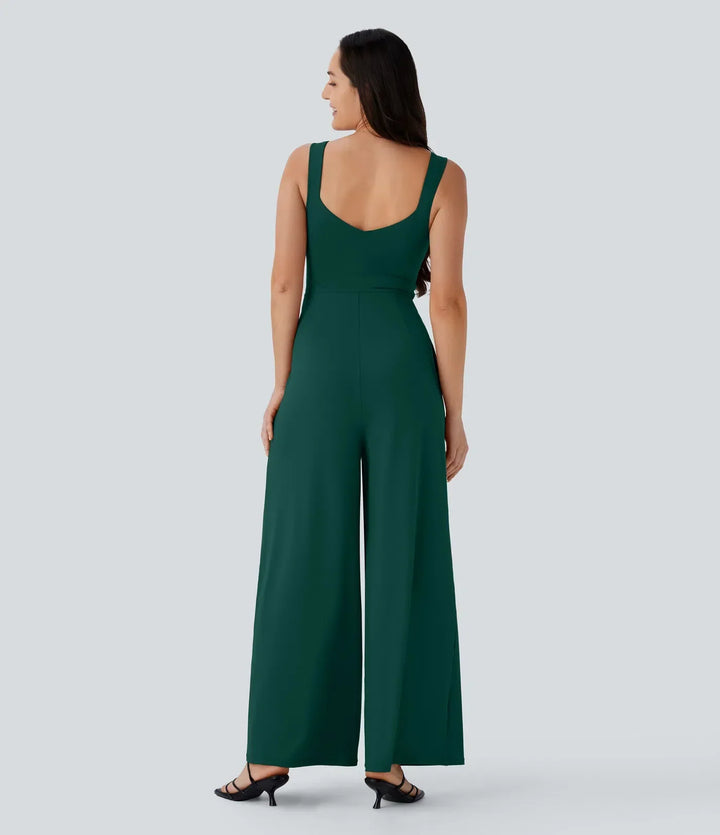 Baksida av mörkgrön ärmlös jumpsuit med U-formad rygg på modell