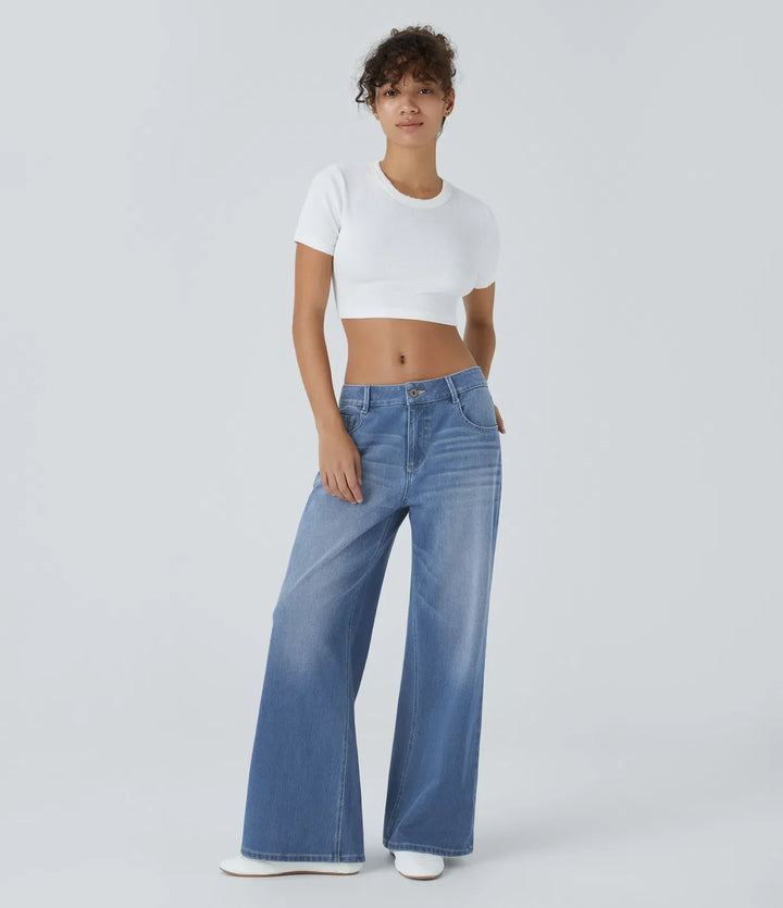 Helhetsbild av vida damjeans matchade med vardagstopp