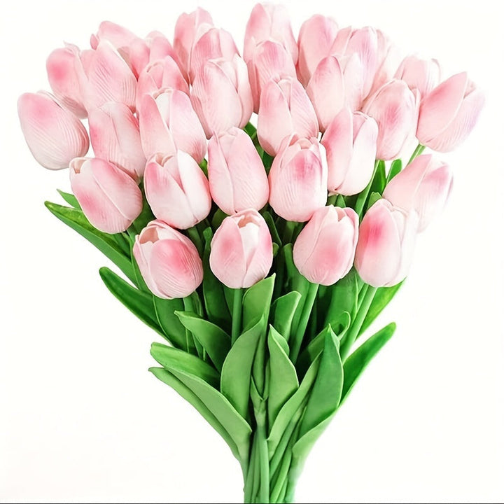 Falska blommor placerade i en stilren vas som inredningsdetalj