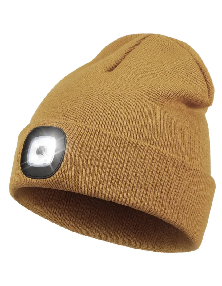 Handsfree led-mössa i aktion under kvällspromenad i snölandskap