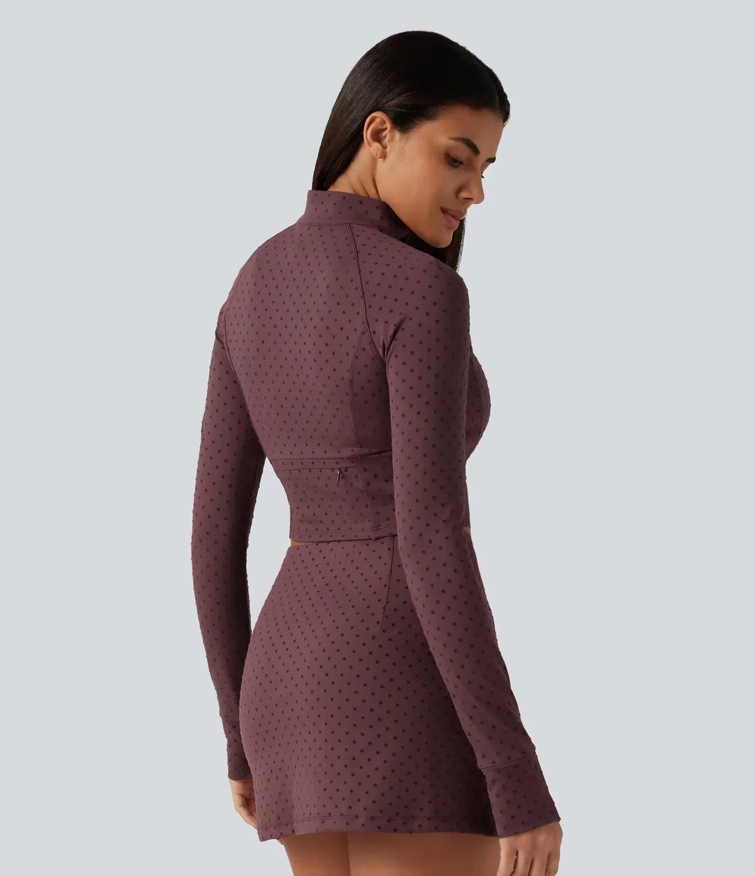 Baksida av dam yogajacka i prickig design