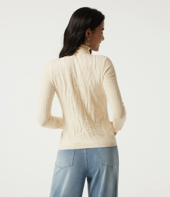 Kvinna som bär en beige polotröja bakifrån