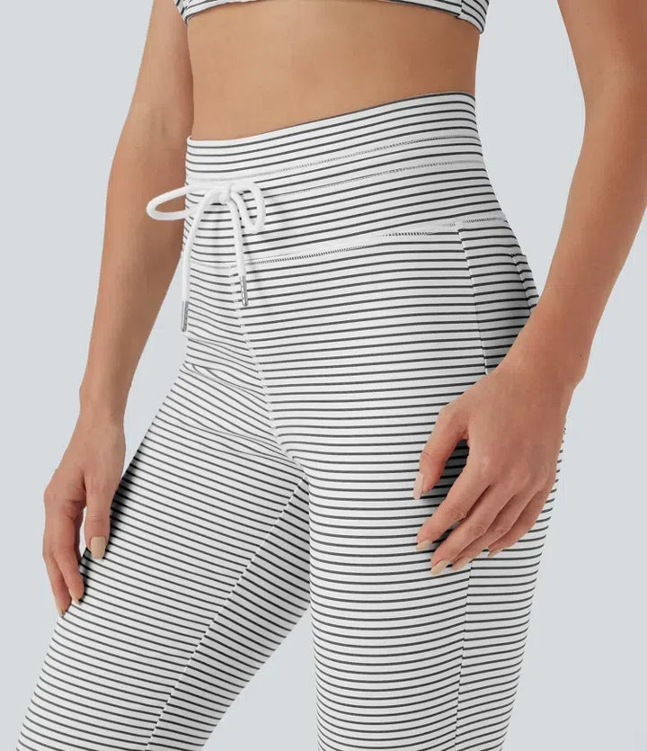 Närbild på midja och dragsko på randiga yogabyxor