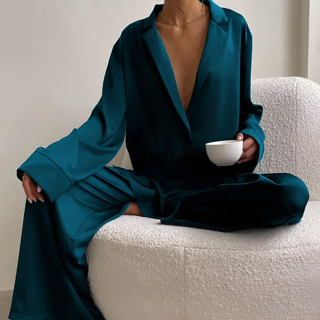 Närbild på kvinna i elegant matchande set med långa ärmar
