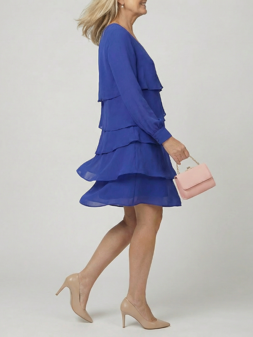 Knälång lila klänning för dam som visar ärmarnas passform
