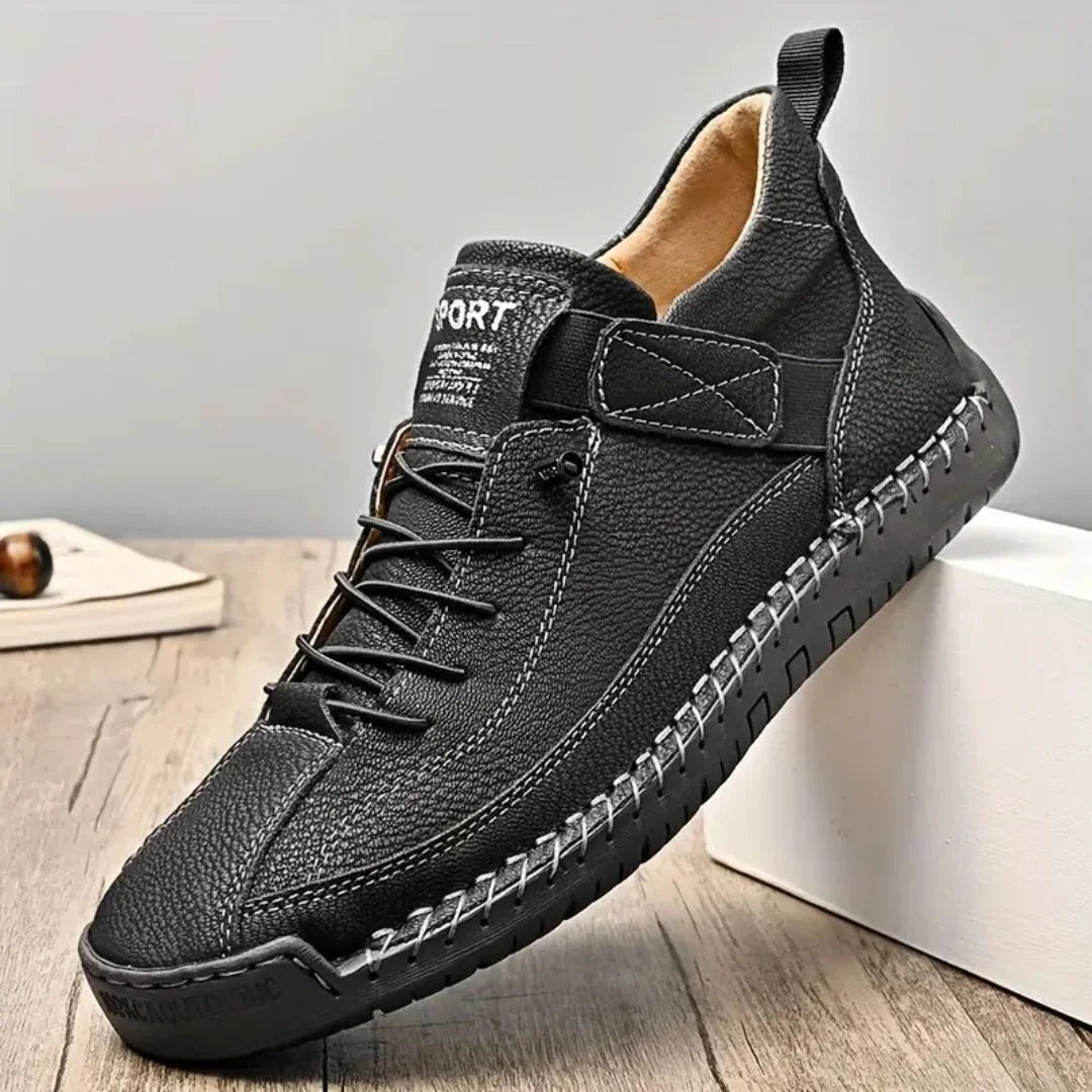 Svart sneaker uppställd på träunderlag
