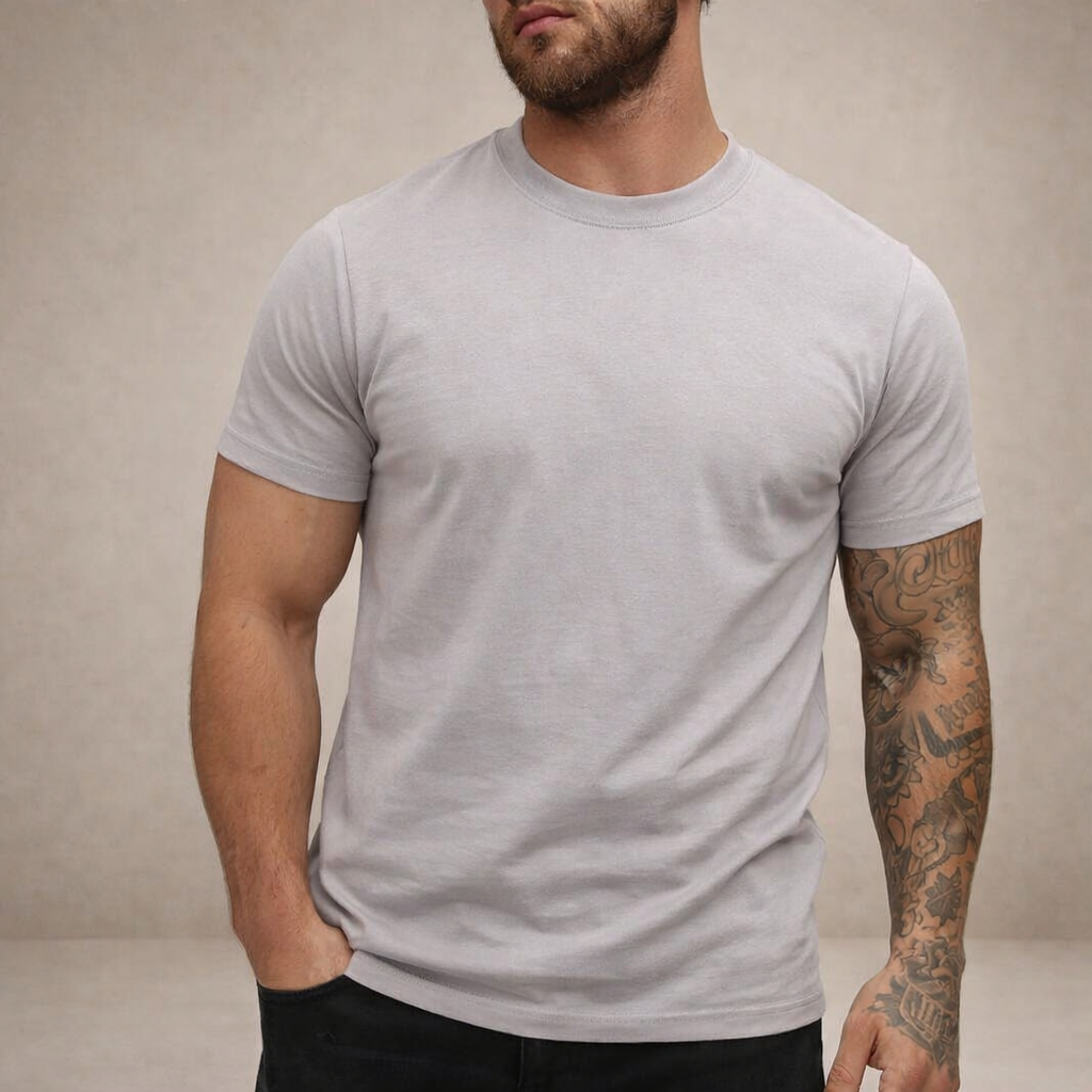 Man i ljusgrå t-shirt med klassisk passform