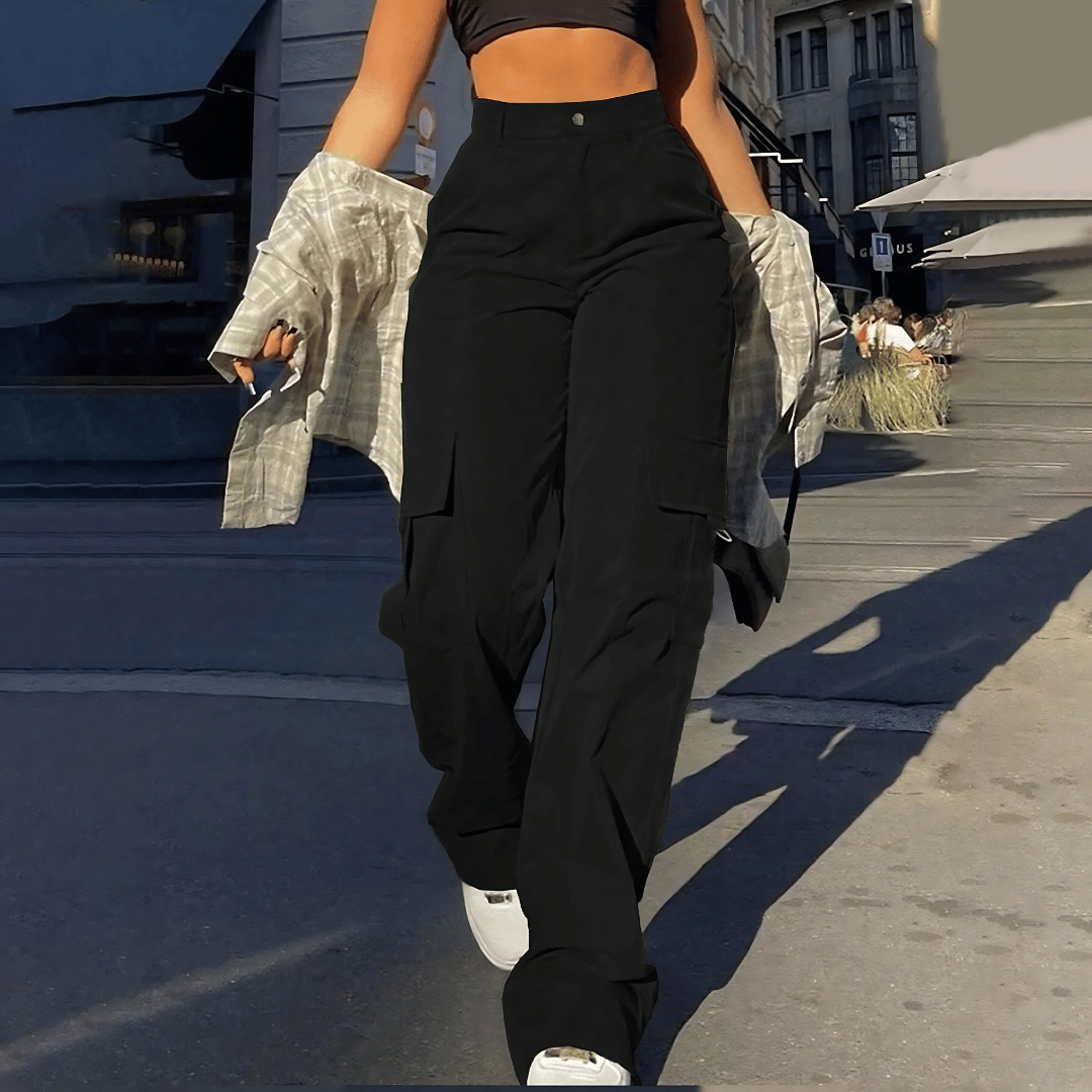 Kvinna som bär svarta cargobyxor med hög midja och streetwear-stil utomhus